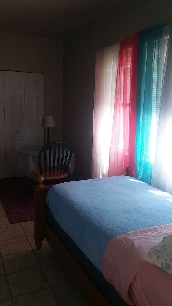 Hostal Avenues Hostel