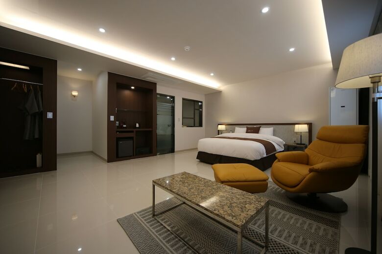 Hotel J's