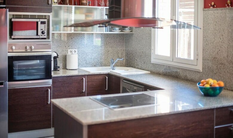 Modern House 2 Km From The Beach (R87)
