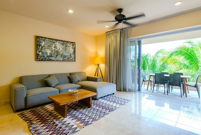 Las Palmas 2br Condo By Rmh