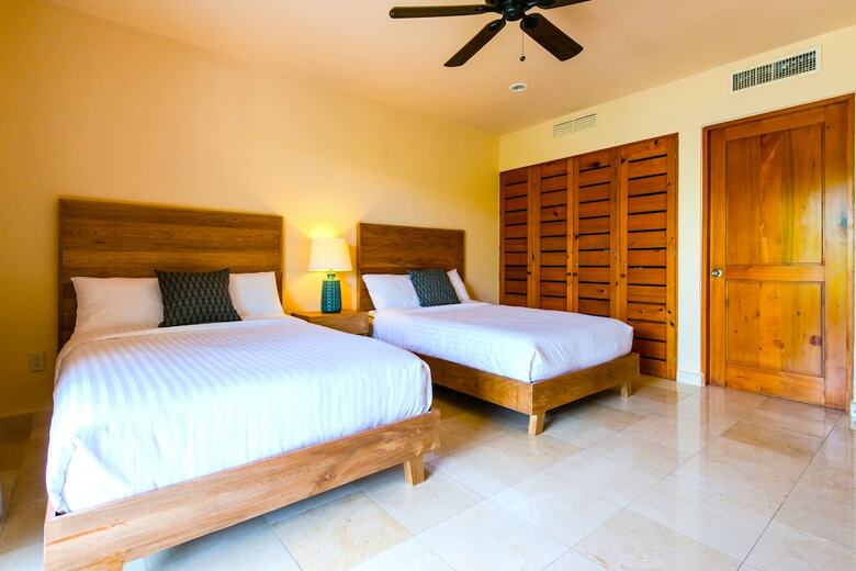 Las Palmas 2br Condo By Rmh