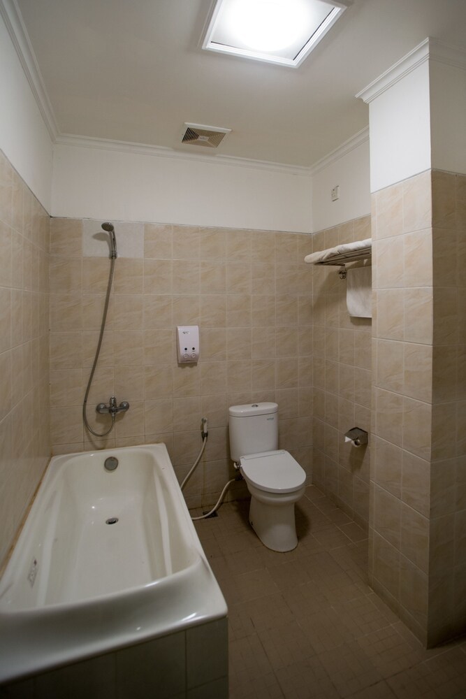 Capital O 949 Royal Park Hotel