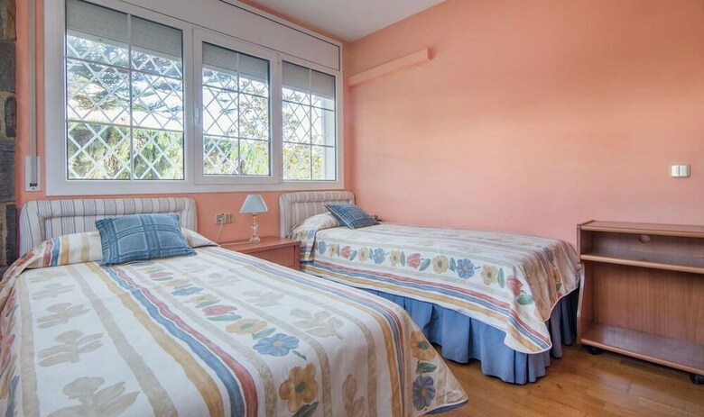 Gallery Villa 650m From The Beach (R81)