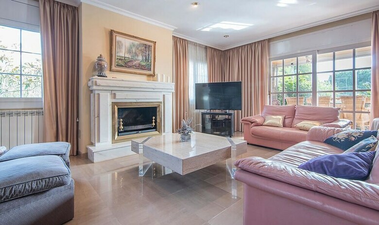 Gallery Villa 650m From The Beach (R81)