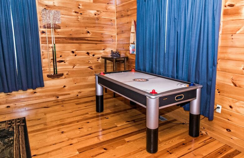 Mountain Lake Lodge - Five Bedroom Cabin