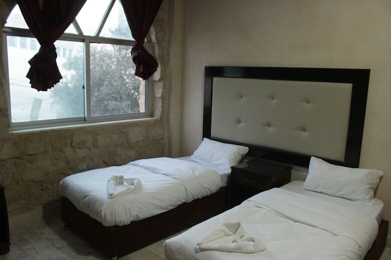 Hostal Oak Tree Castle Hostel