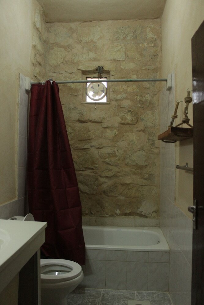 Hostal Oak Tree Castle Hostel