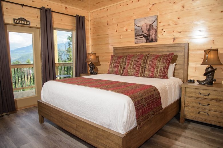 Mansion In The Sky - Eleven Bedroom Cabin