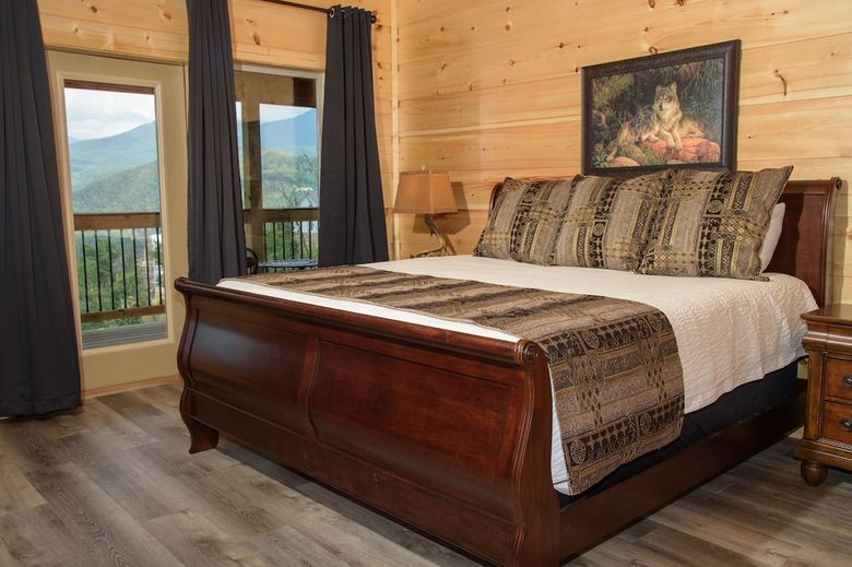 Mansion In The Sky - Eleven Bedroom Cabin