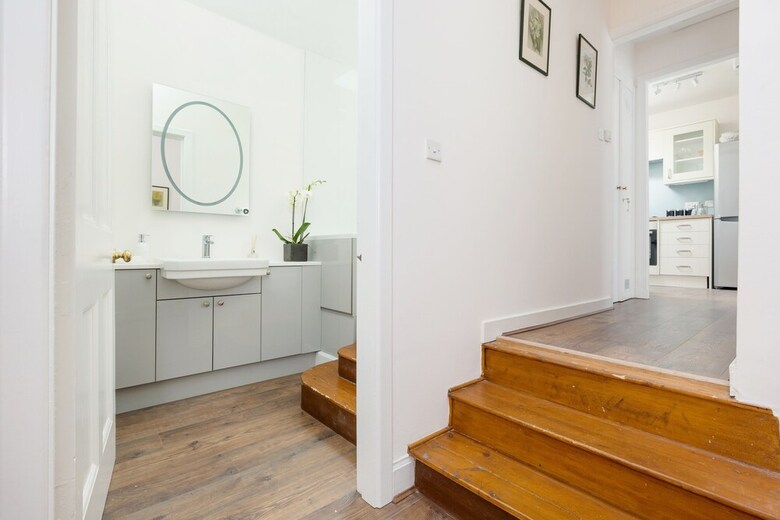 Contemporary Central Edinburgh Apartment