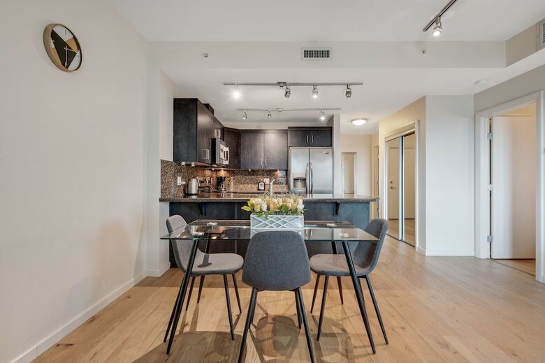 Simply Comfort. Downtown Calgary Apts