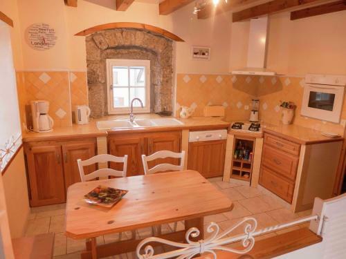 Entre Rivi�re Et For�t En Auvergne