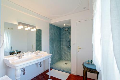 Bed & Breakfast Chateau De La Barben