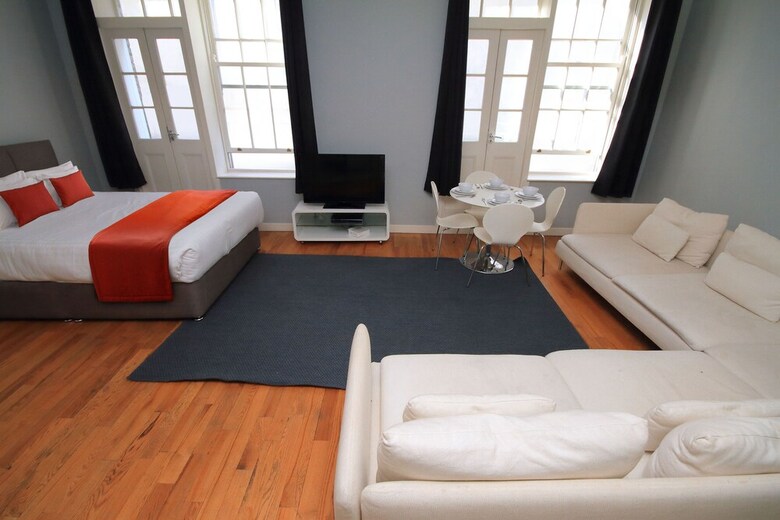 5 Star Dame Street Apartment