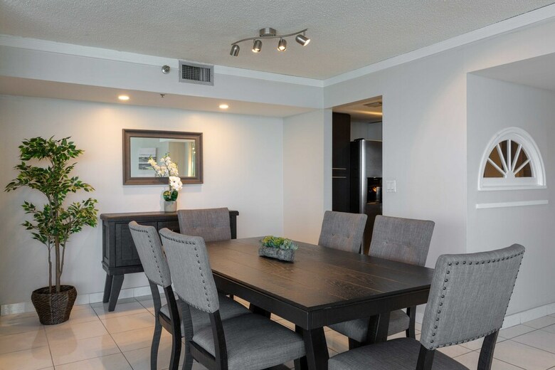The Grand Condos By Edgewater One Ir