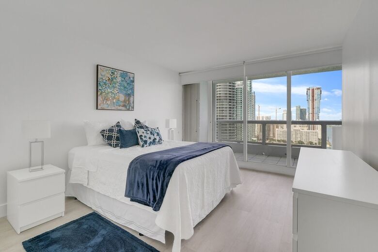 The Grand Condos By Edgewater One Ir