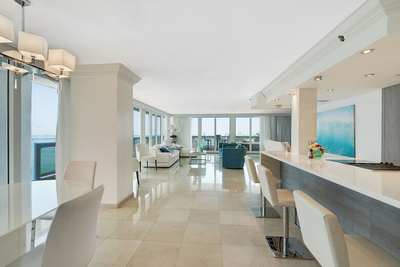The Grand Condos By Edgewater One Ir