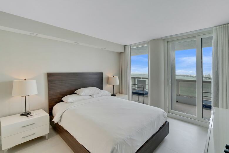 The Grand Condos By Edgewater One Ir