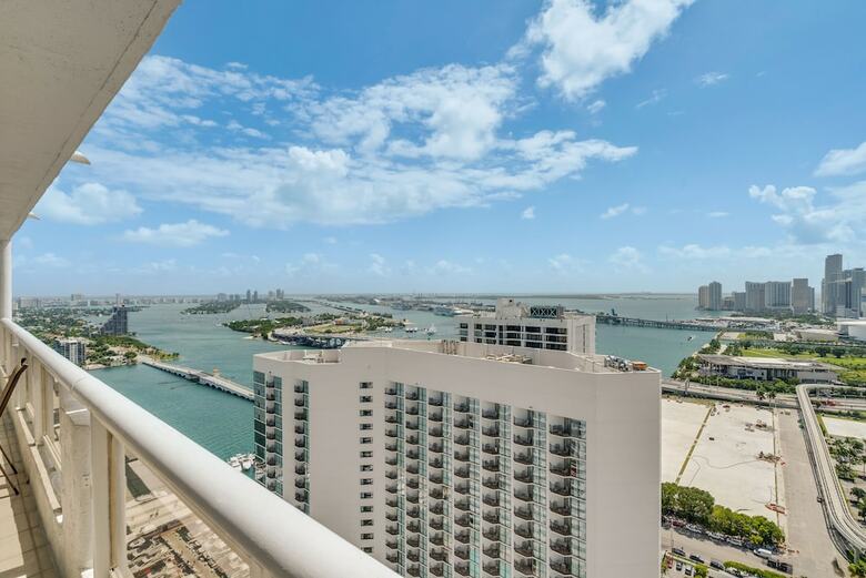 The Grand Condos By Edgewater One Ir