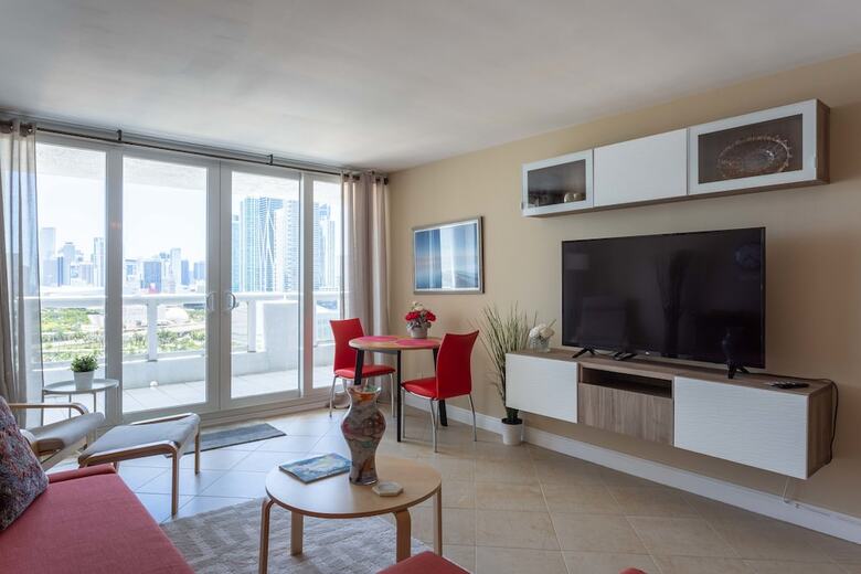 The Grand Condos By Edgewater One Ir