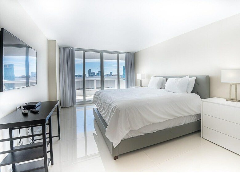 The Grand Condos By Edgewater One Ir