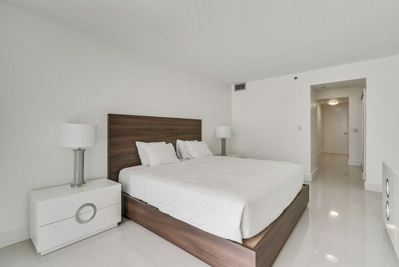 The Grand Condos By Edgewater One Ir