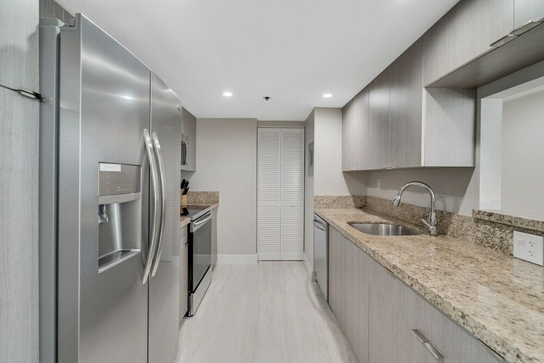 The Grand Condos By Edgewater One Ir