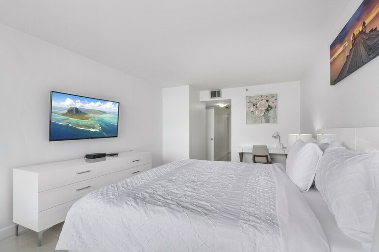The Grand Condos By Edgewater One Ir