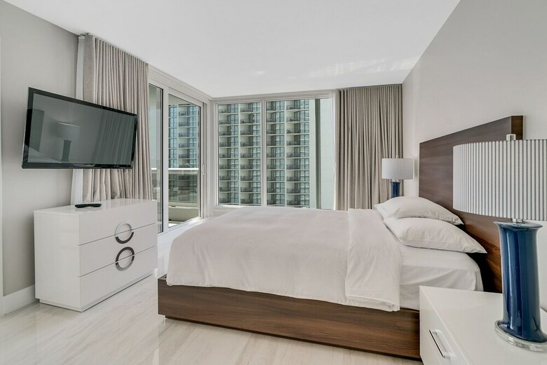 The Grand Condos By Edgewater One Ir