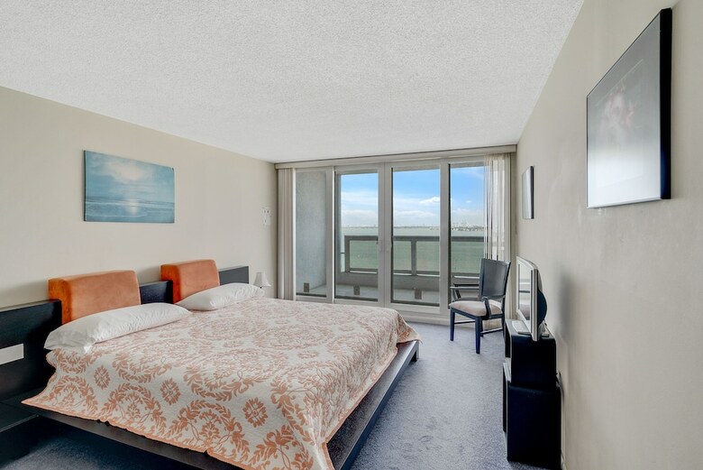 The Grand Condos By Edgewater One Ir