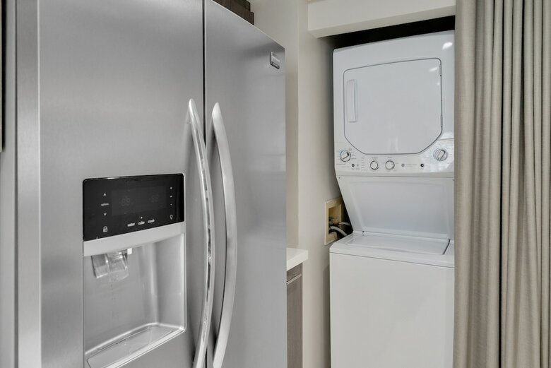 The Grand Condos By Edgewater One Ir