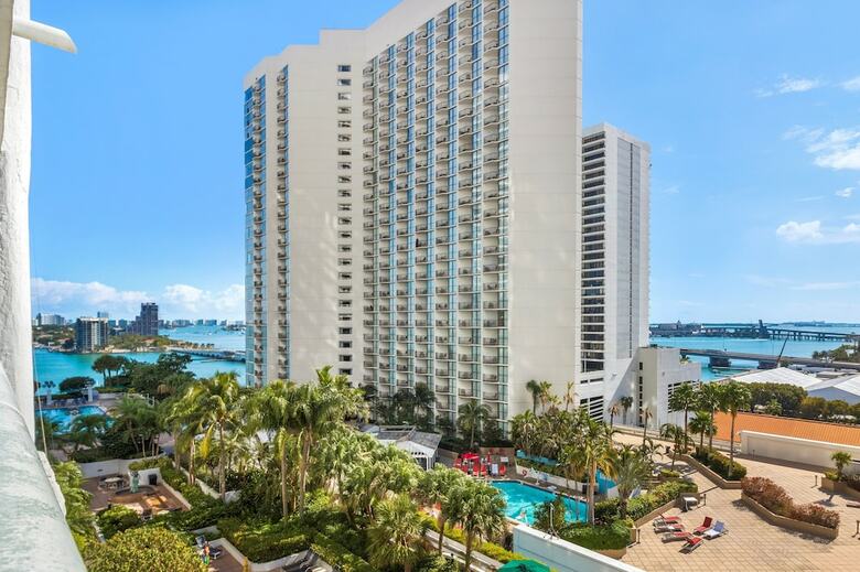 The Grand Condos By Edgewater One Ir