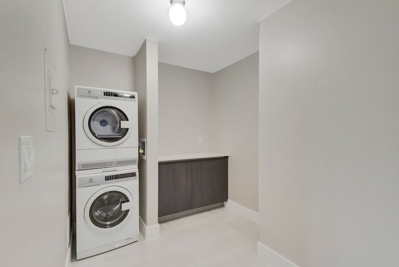 The Grand Condos By Edgewater One Ir