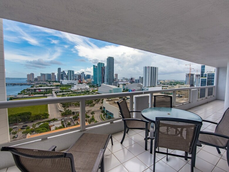 The Grand Condos By Edgewater One Ir
