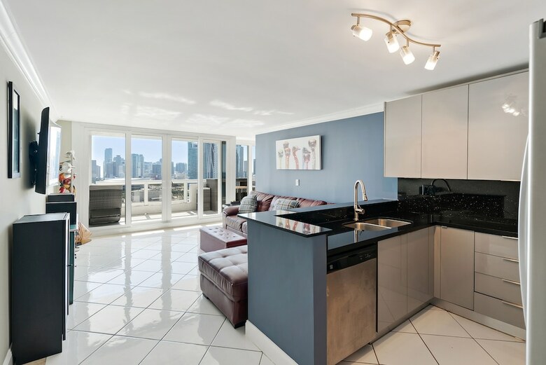 The Grand Condos By Edgewater One Ir