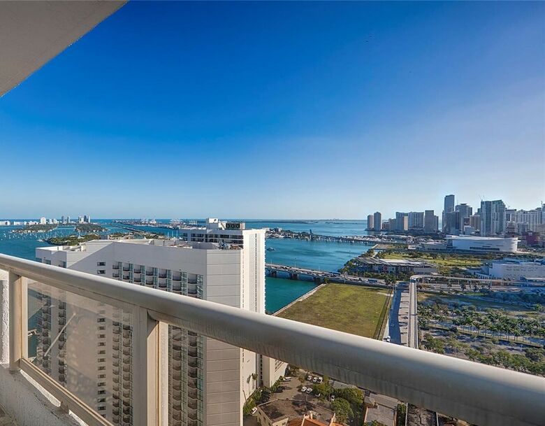 The Grand Condos By Edgewater One Ir