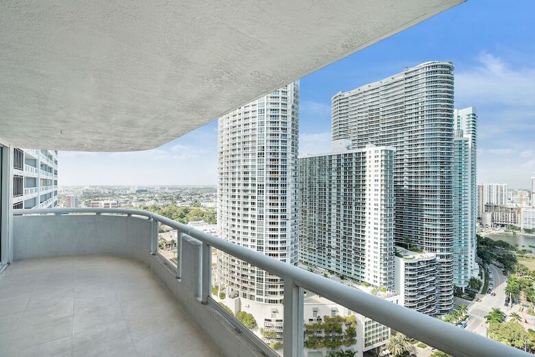 The Grand Condos By Edgewater One Ir