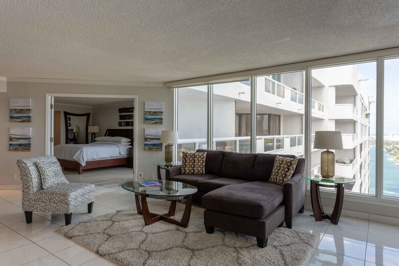 The Grand Condos By Edgewater One Ir