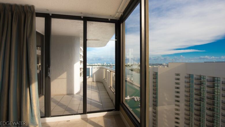 The Grand Condos By Edgewater One Ir