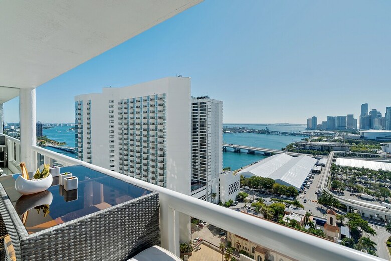 The Grand Condos By Edgewater One Ir