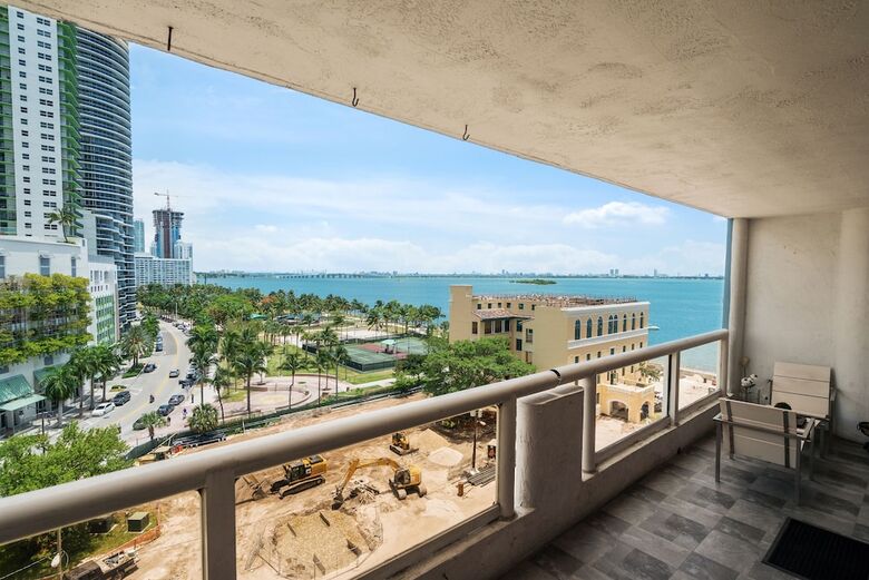 The Grand Condos By Edgewater One Ir