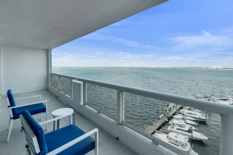 The Grand Condos By Edgewater One Ir