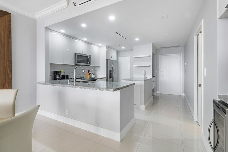 The Grand Condos By Edgewater One Ir