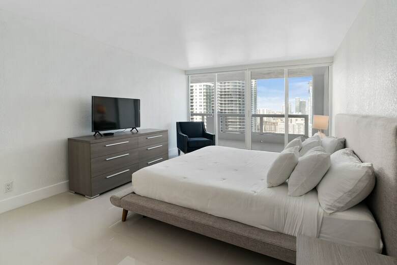 The Grand Condos By Edgewater One Ir