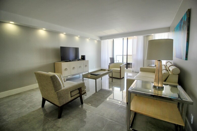 The Grand Condos By Edgewater One Ir