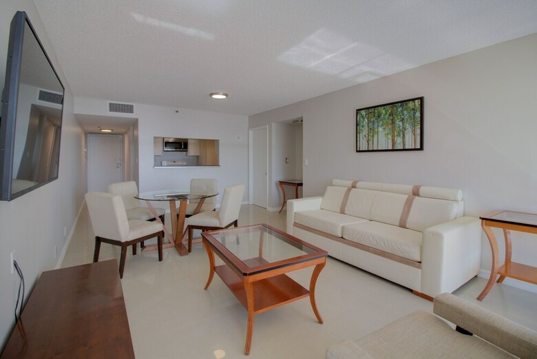 The Grand Condos By Edgewater One Ir