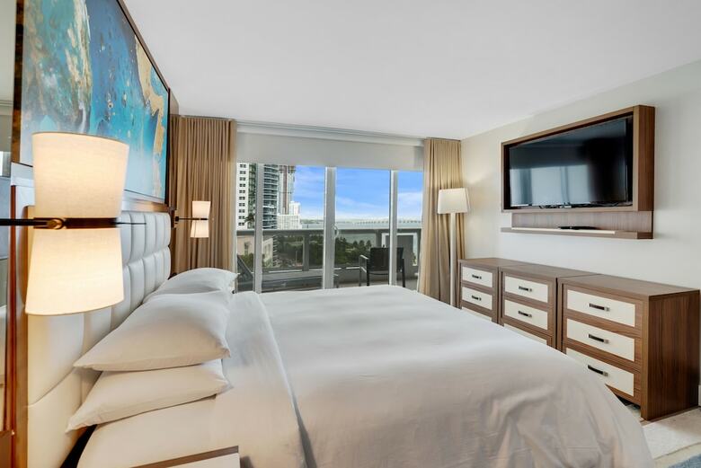The Grand Condos By Edgewater One Ir