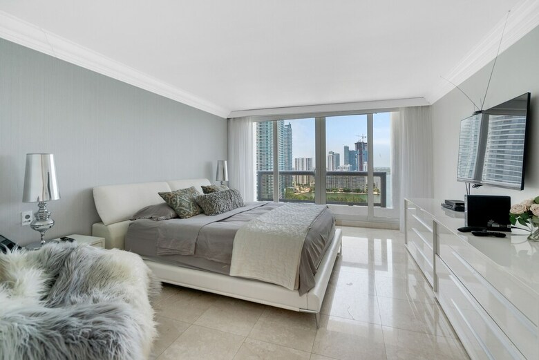 The Grand Condos By Edgewater One Ir