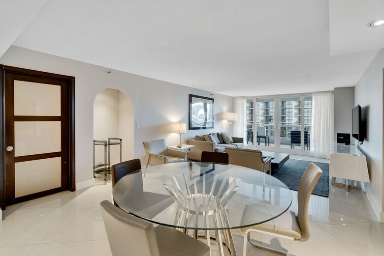 The Grand Condos By Edgewater One Ir