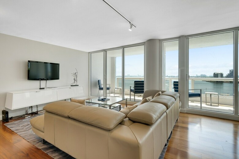 The Grand Condos By Edgewater One Ir